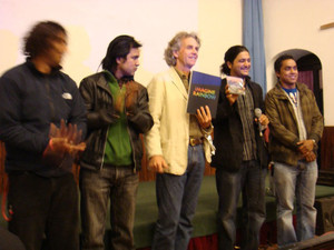 Thomas Bertschi mit Mitspielern bei der Buchtaufe in Kathmandu/Nepal, Winter 2009