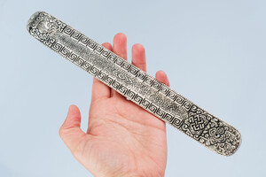 Ornamente-Räucherstäbchenhalter aus Metall